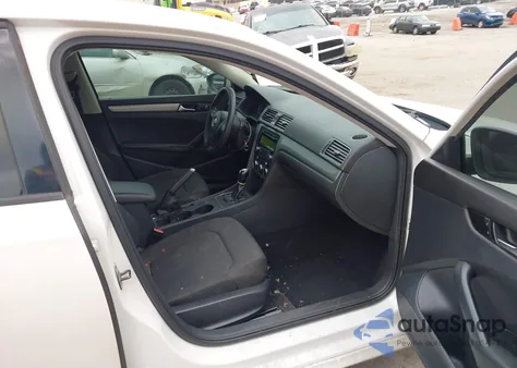 2012 Volkswagen Passat 2.5L S z USA, uszkodzony, nr VIN 1VWAH7A35CC066042